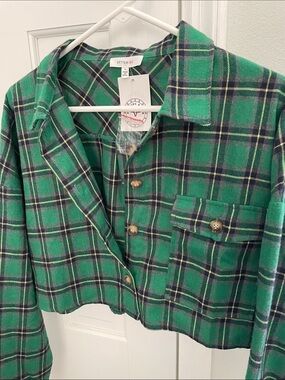 Better Be Green & Navy Plaid Cropped Button-Up flannel